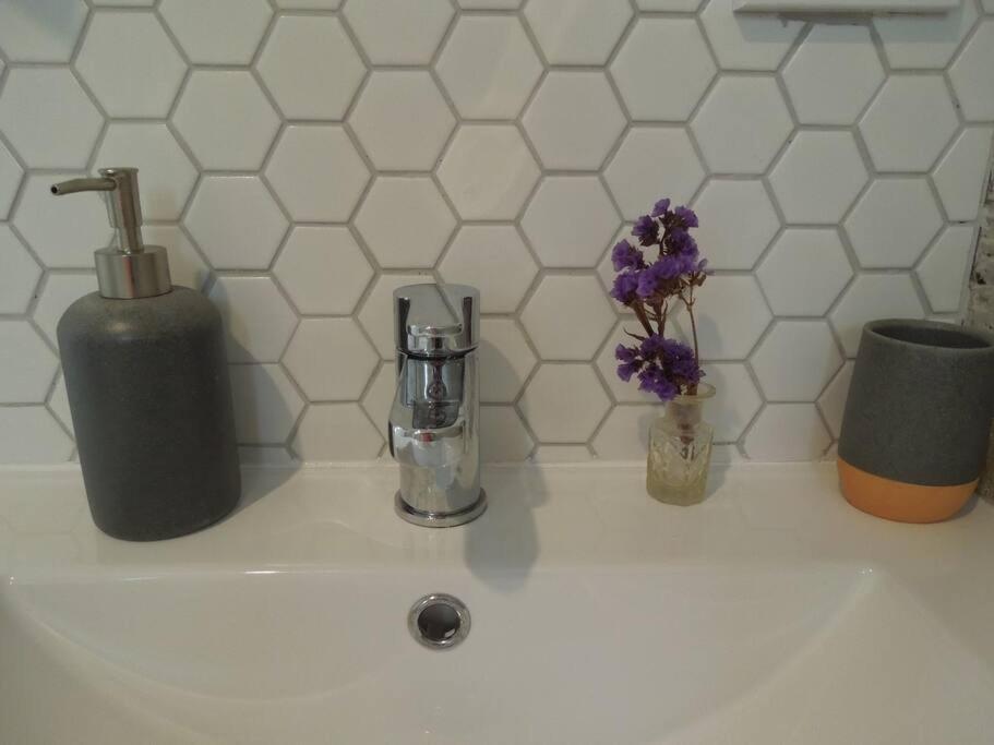 Raglan, Walk To Harbour And Town, Garden Views Apartment Екстериор снимка